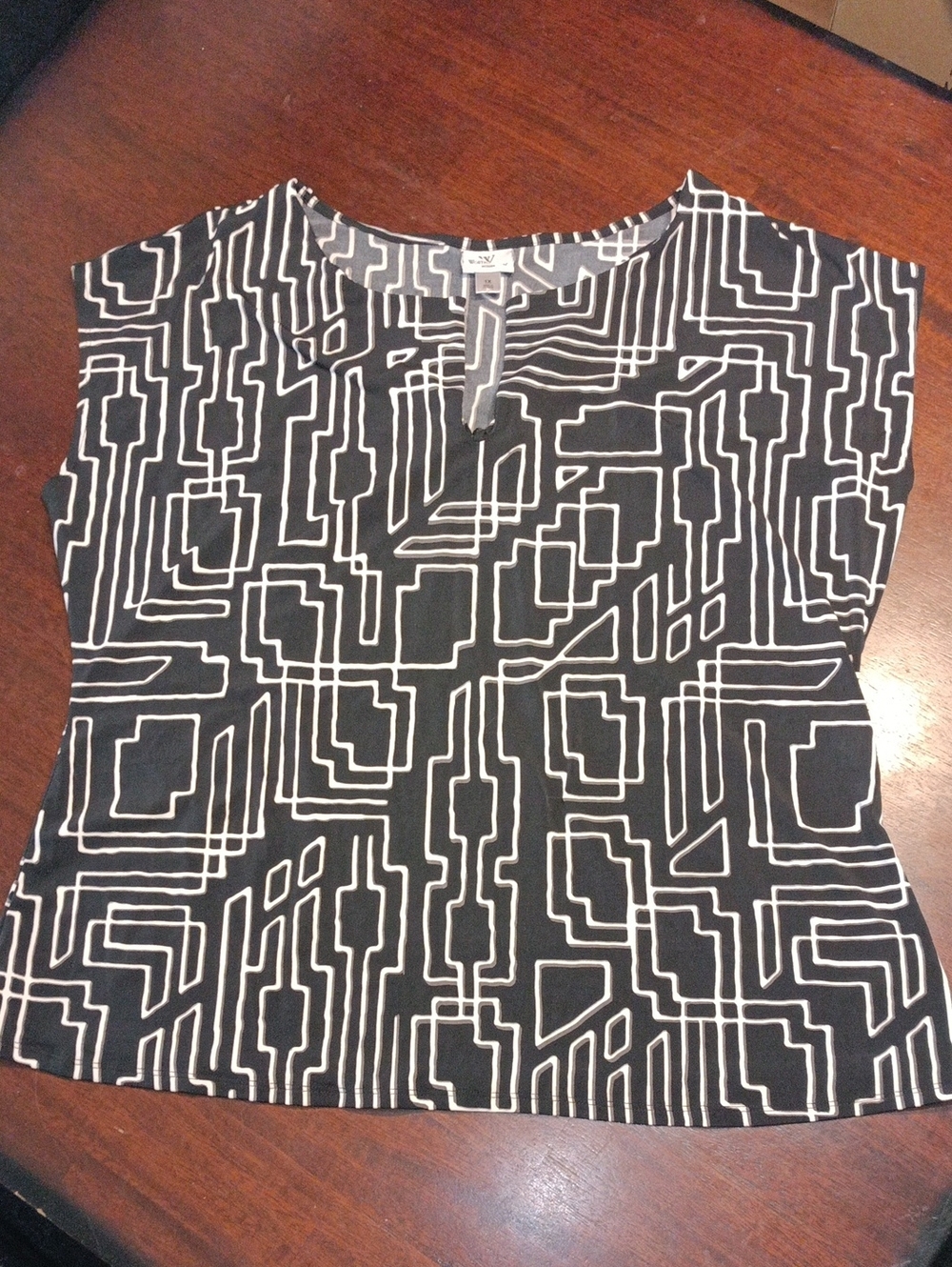 Worthington Black & White Geometric Short Sleeve Tee